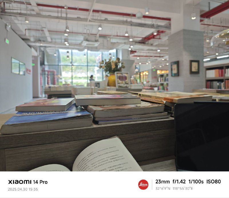 非常好书店 很喜欢这样与花草共处的环境非常好书店 很喜欢这样与花草共处的环境